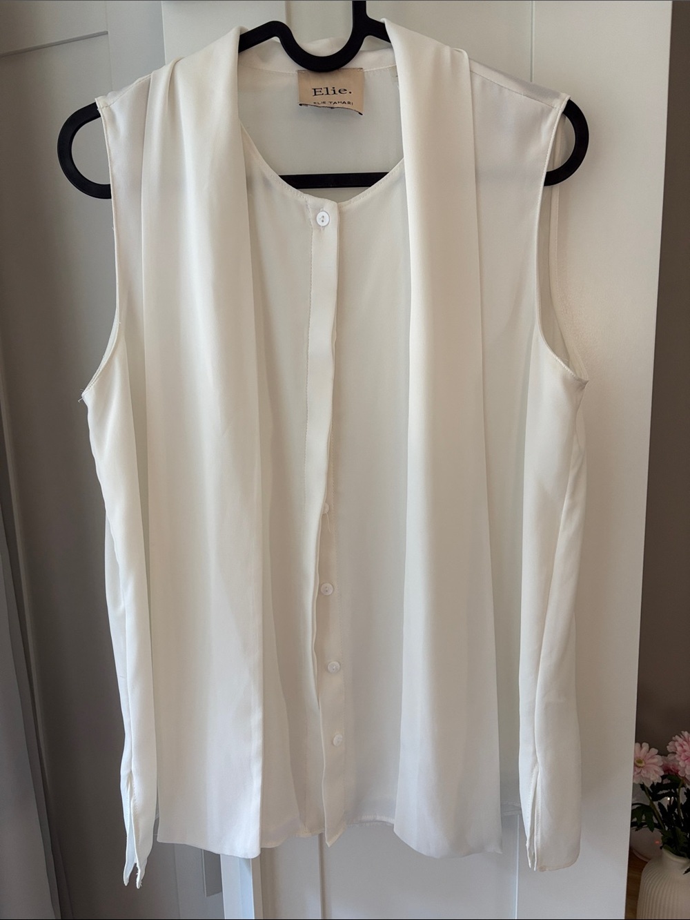 Elie Tahari Sleeveless White Button-Front Scarf-Neck Blouse